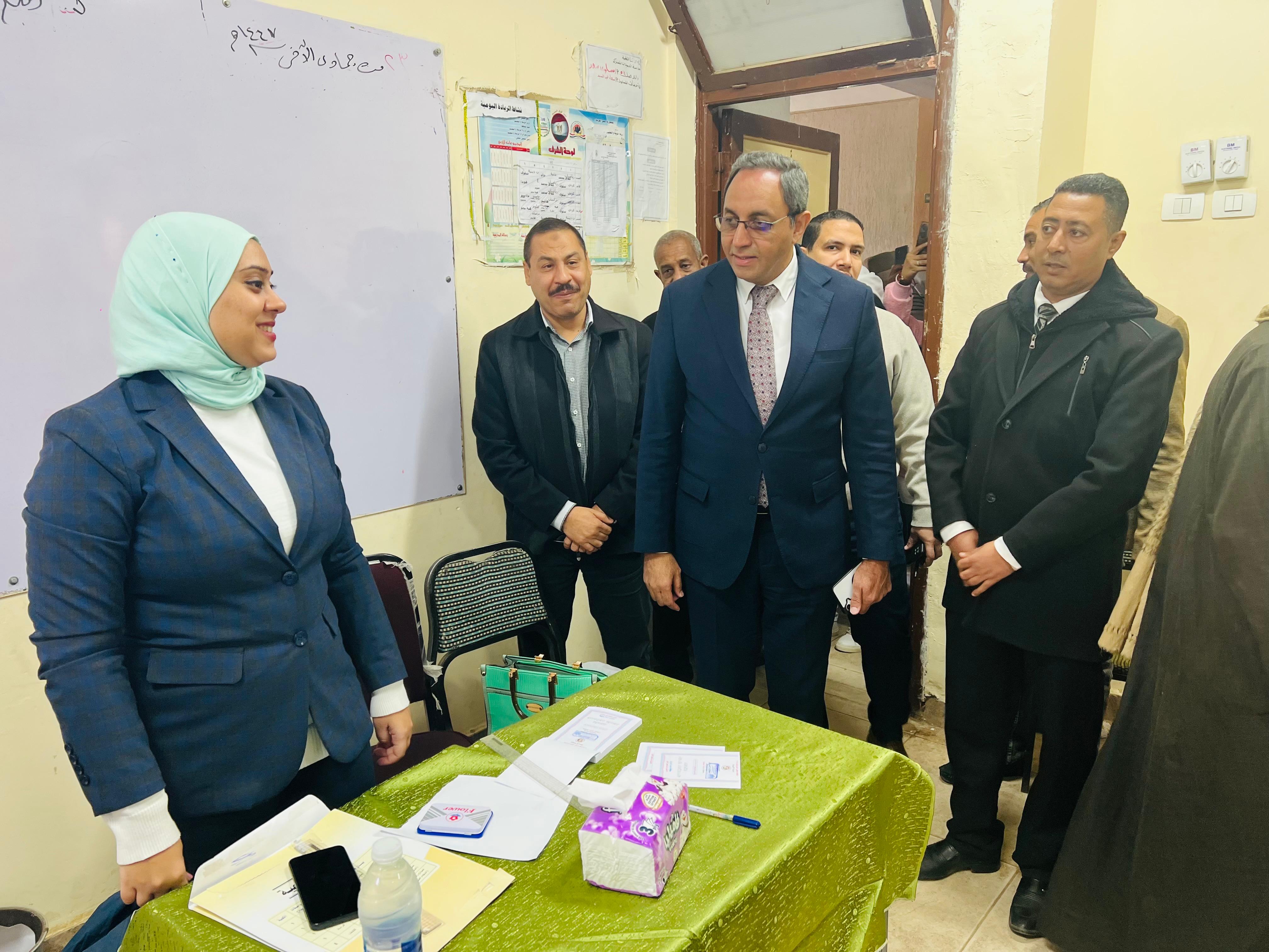 محافظ قنا يتفقد اللجان الانتخابية في اليوم الأول لجولة الإعادة لانتخابات مجلس النواب 2025