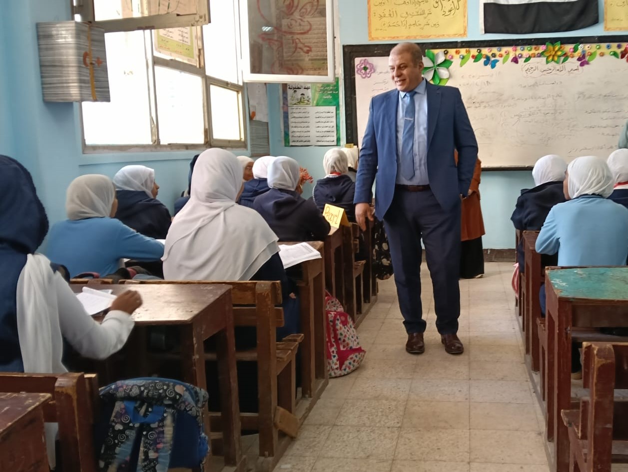 وكيل تعليم قنا يجري جولة مفاجئة لمتابعة انتظام الدراسة وامتحانات العملي بالثانوي العام