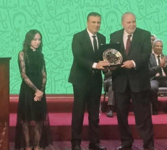 عمرو الليثي.. أفضل إعلامي لعام 2025 من الجامعة الأميركية