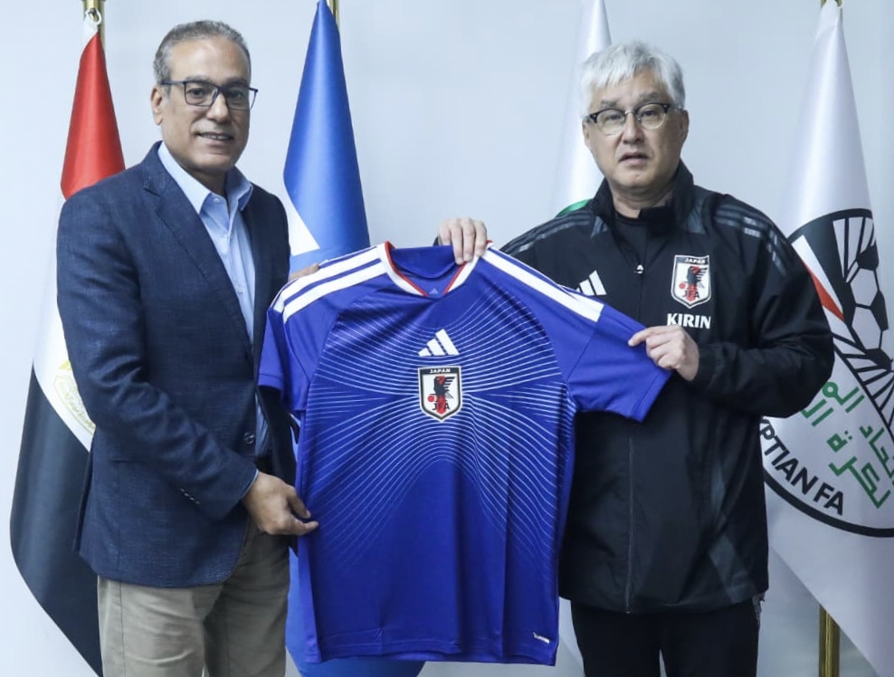 أمين إتحاد الكرة يستقبل رئيس بعثة منتخب اليابان ويتبادلان الدروع التذكارية