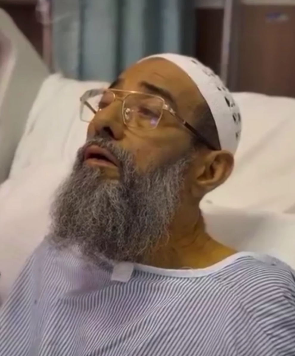 قبل رحيله.. مؤذن المسجد النبوي يردد الأذان على فراش الموت