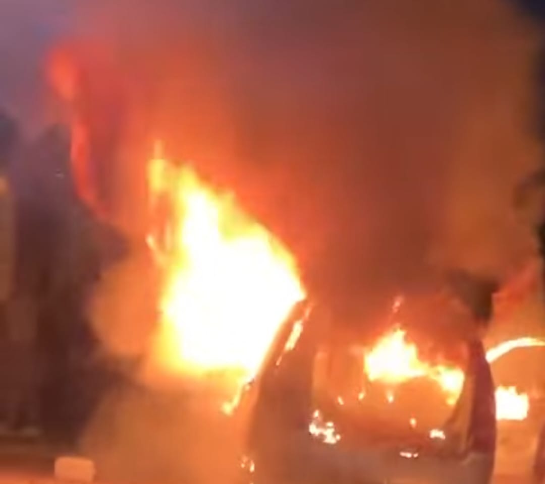النيران تشتعل في سيارة بالطريق الزراعي بالبحيرة