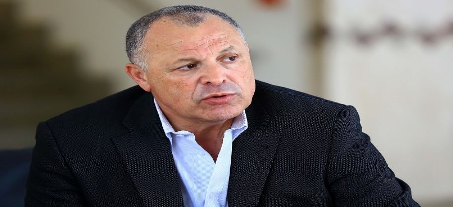 تفاصيل تعرض هانى أبو ريدة لأزمة صحية خلال مباراة مصر وكوت ديفوار