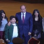 الرئيس السيسى يلتقط صورة تذكارية مع أسرة الشهيد البطل رامى هلال