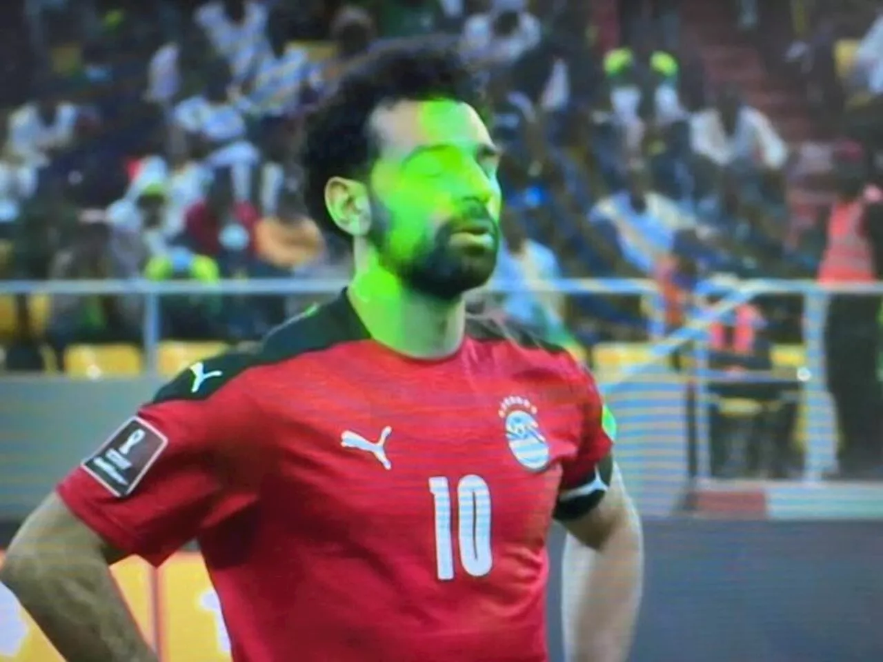 عامل استفزاز أم تشجيع؟ "مشجع الليزر" السنغالي يصل المغرب قبل موقعة مصر