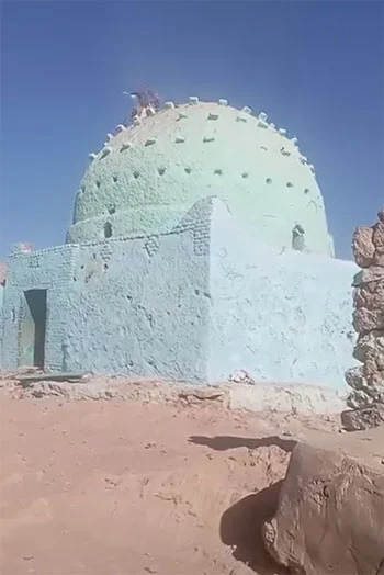 "جاء الحق وزهق الباطل".. شاب يهدم ضريح الشيخ عويس في أسوان
