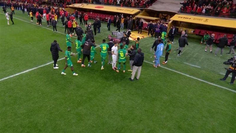 لاعبو السنغال ينسحبون من نهائي أمم إفريقيا بعد ركلة جزاء للمغرب في الوقت الضائع