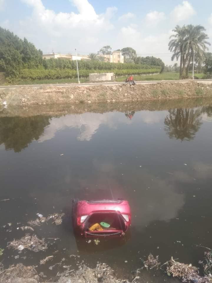 كانوا رايحين الامتحان.. العناية الإلهية تنقذ 4 طلاب من الغرق بعد سقوط سيارتهم بترعة المريوطية بالجيزة - الخبر لايف