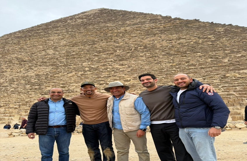 ويل سميث نجم السينما الأمريكية ينبهر بأهرامات الجيزة