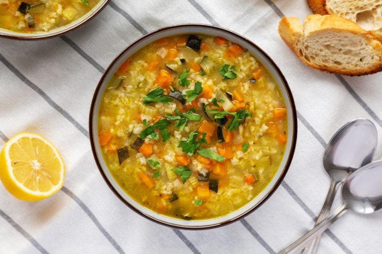 طريقة تحضير شوربة الأرز بالجزر والبقدونس