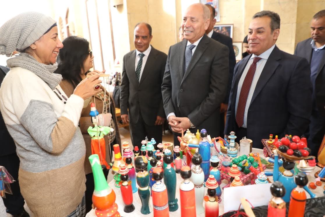 محافظ القاهرة يفتتح معرضًا للحرف التراثية واليدوية بسوق الفسطاط بمصر القديمة