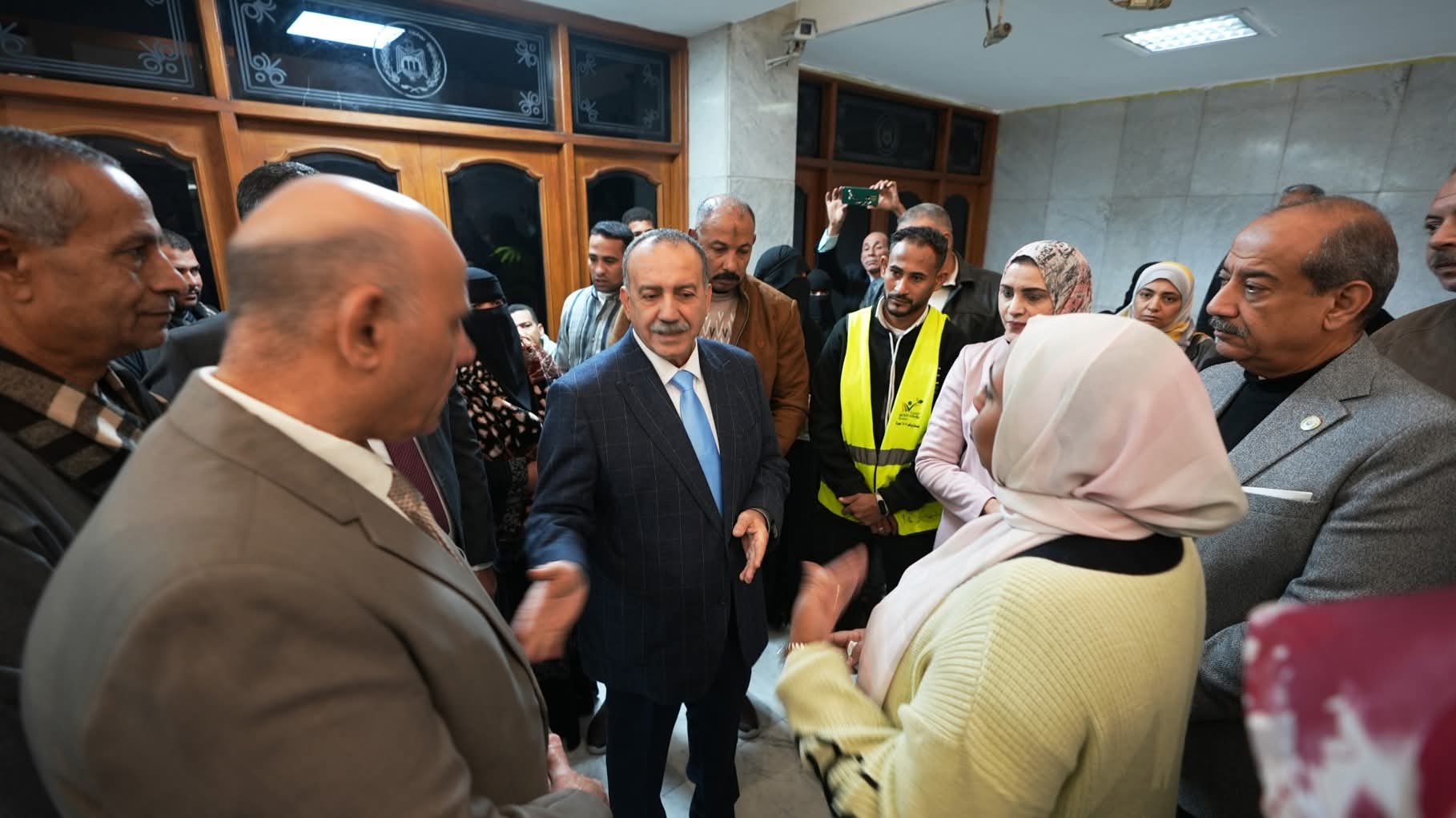 كراسى متحركة وسماعات طبية للأطفال من ذوى الهمم وبطاطين للعمالة غير المنتظمة.. بأسيوط