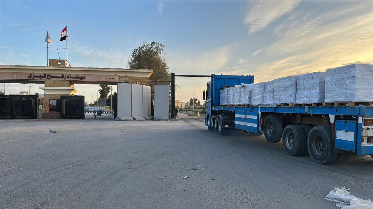 خلية عمل إنسانية.. متطوعو الهلال الأحمر المصري يقضون ليلة رأس السنة على معابر فلسطين والسودان