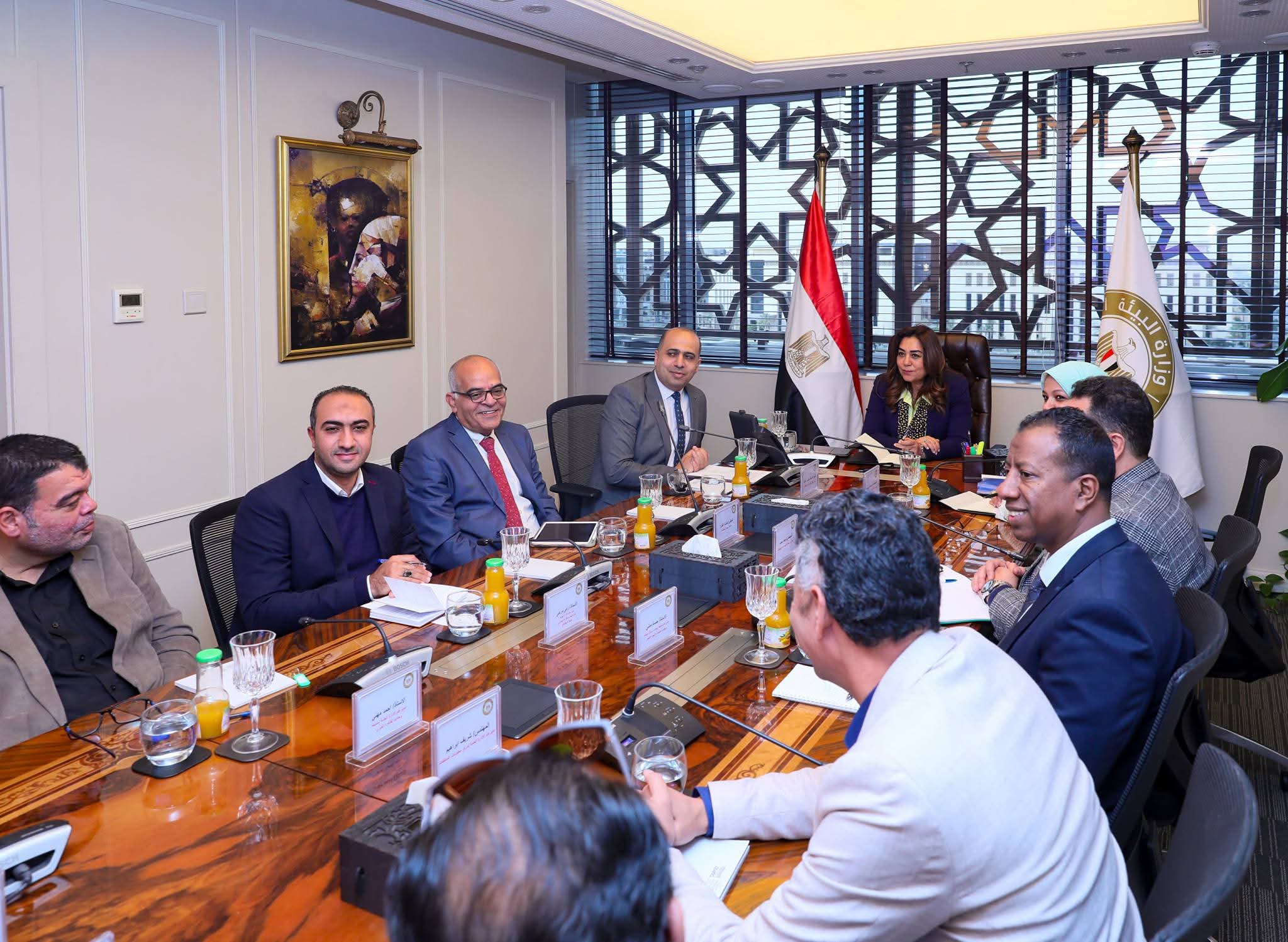 وزيرة التنمية المحلية تبحث مع قيادات جهاز تنظيم المخلفات سبل تطوير المنظومة   