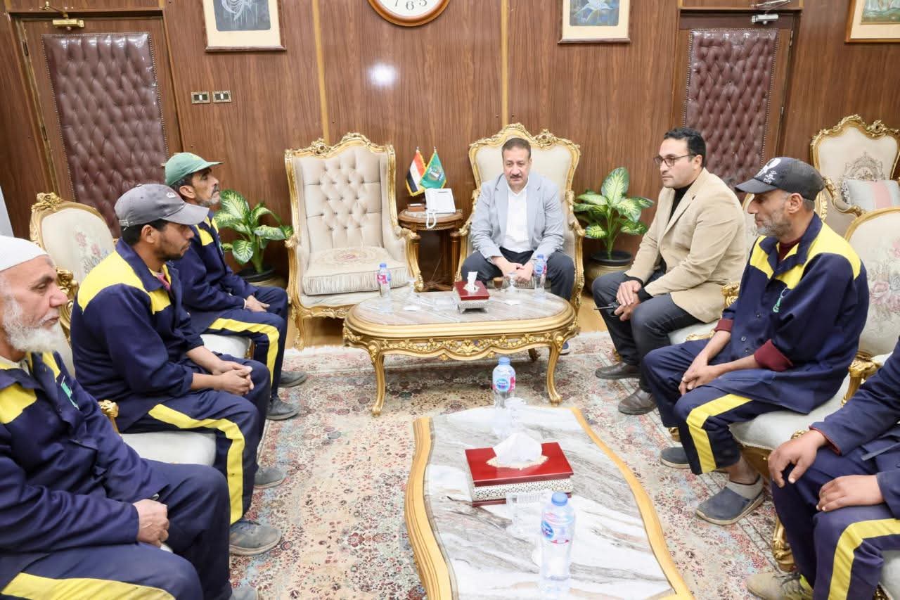 مساعدات عينية لعمال النظافة بالمنوفية تقديراً لجهودهم