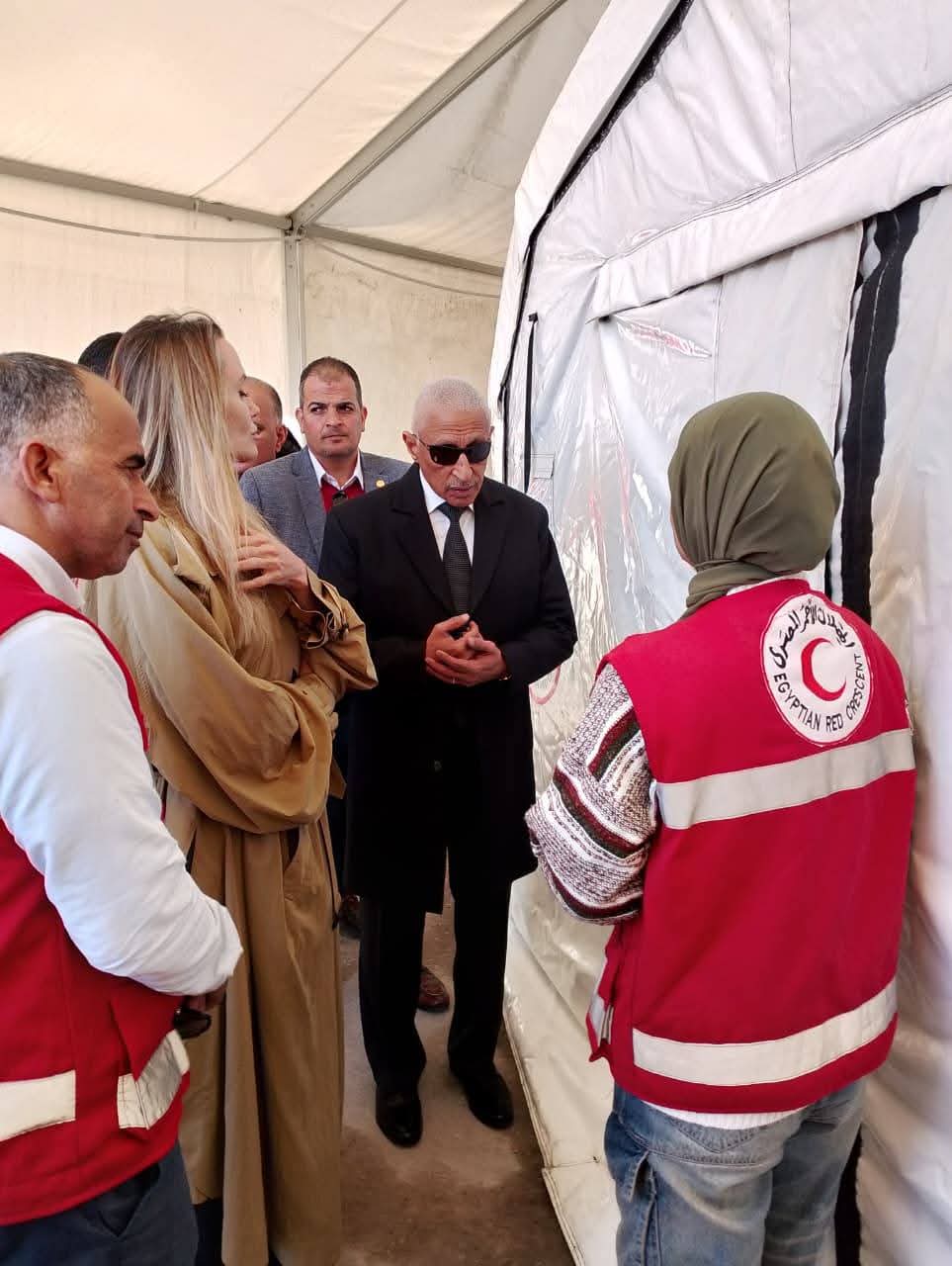 محافظ شمال سيناء يصطحب وفدًا أمريكيا لتفقد مخازن المساعدات اللوجستية