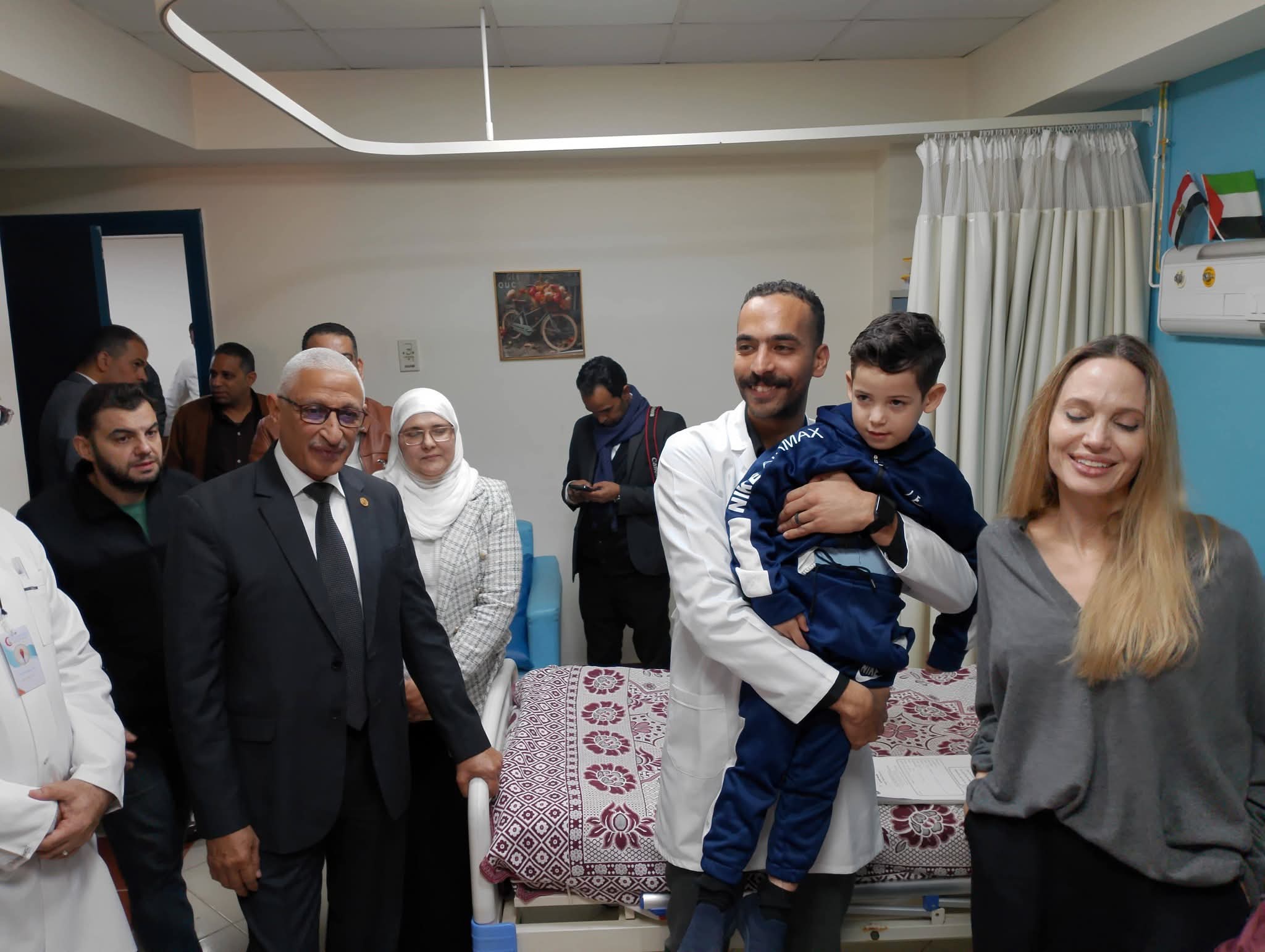 محافظ شمال سيناء يصطحب وفدا أمريكيا لتفقد مستشفى العريش العام