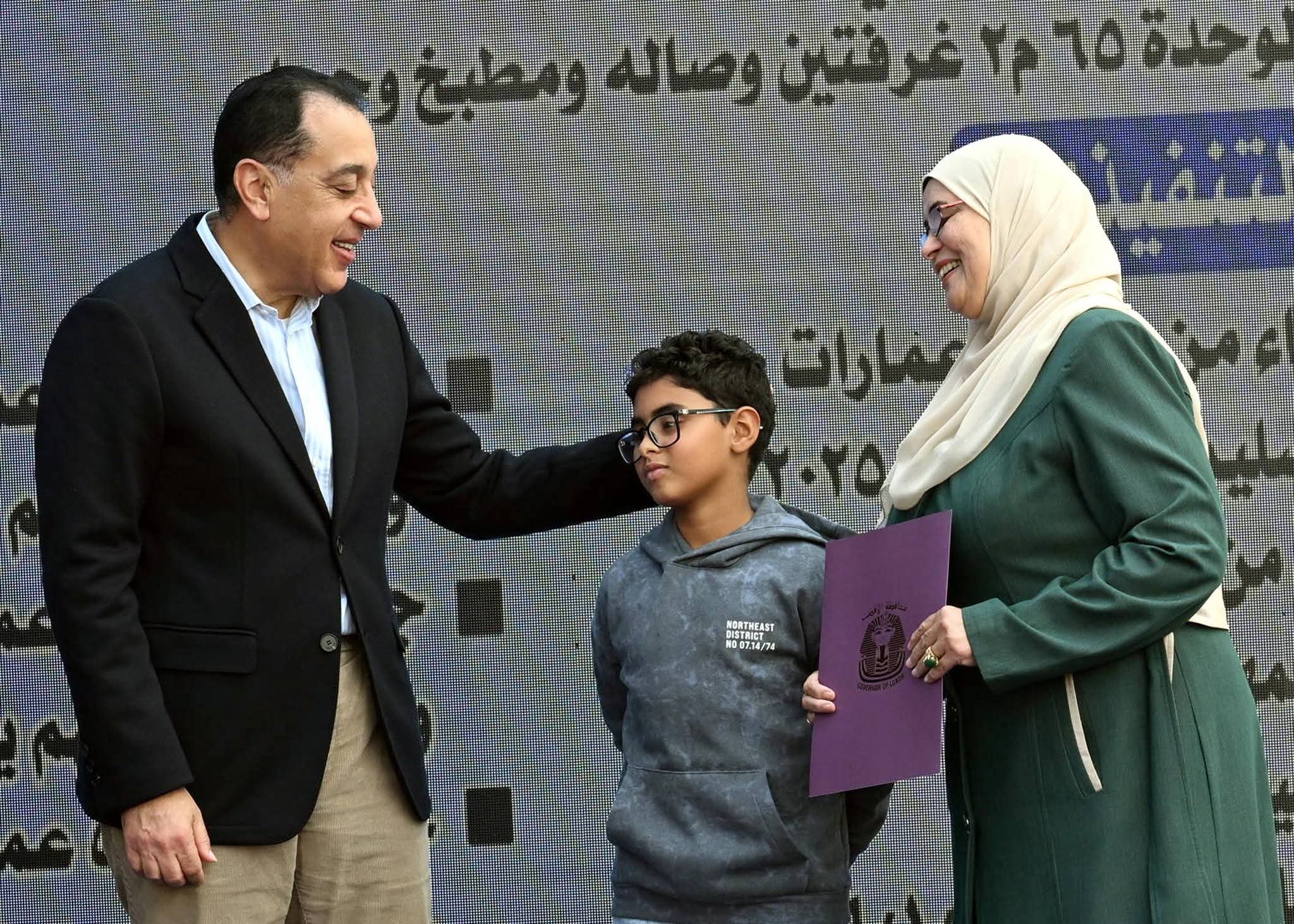 رئيس الوزراء يُسلم عدداً من عقود مستحقي الوحدات السكنية بمشروع الإسكان القومي للشباب بمدينة الطود