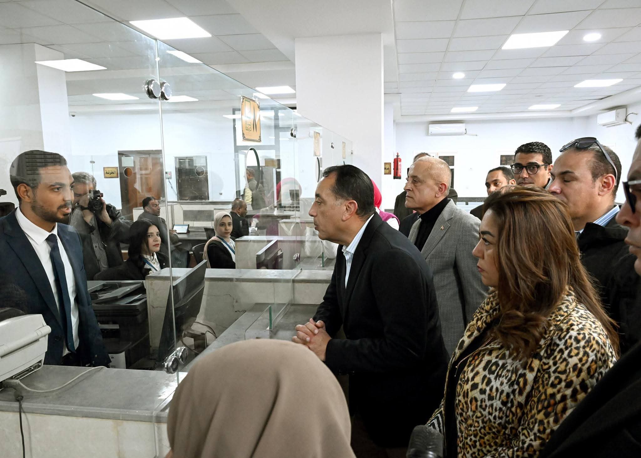 رئيس الوزراء يتفقد مجمع خدمات المواطنين بقرية "الرياينة بمركز أرمنت