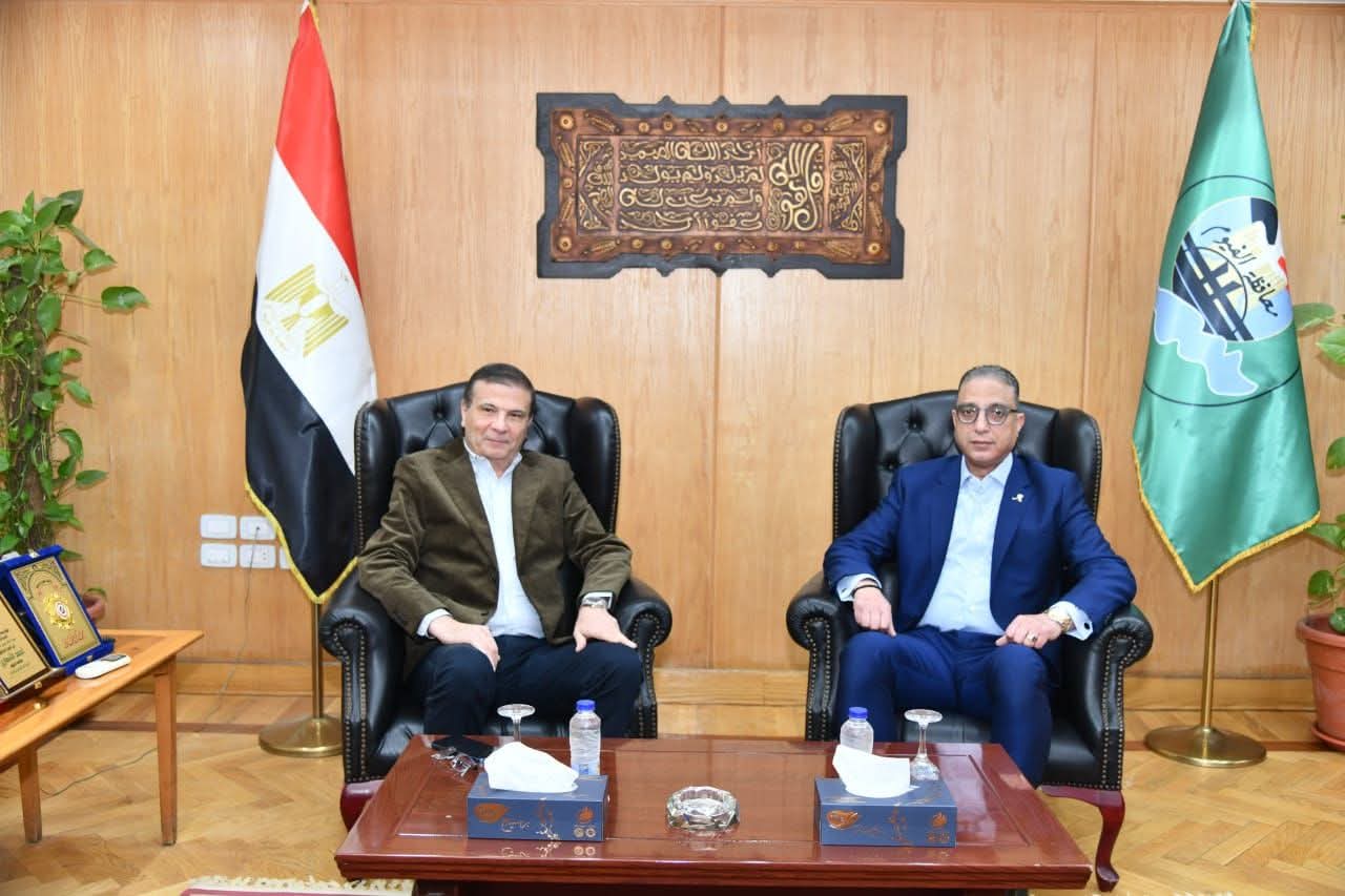 محافظ الفيوم يستقبل وزير الزراعة في مستهل زيارته لتفقد عدد من المشروعات الإنتاجية والخدمية
