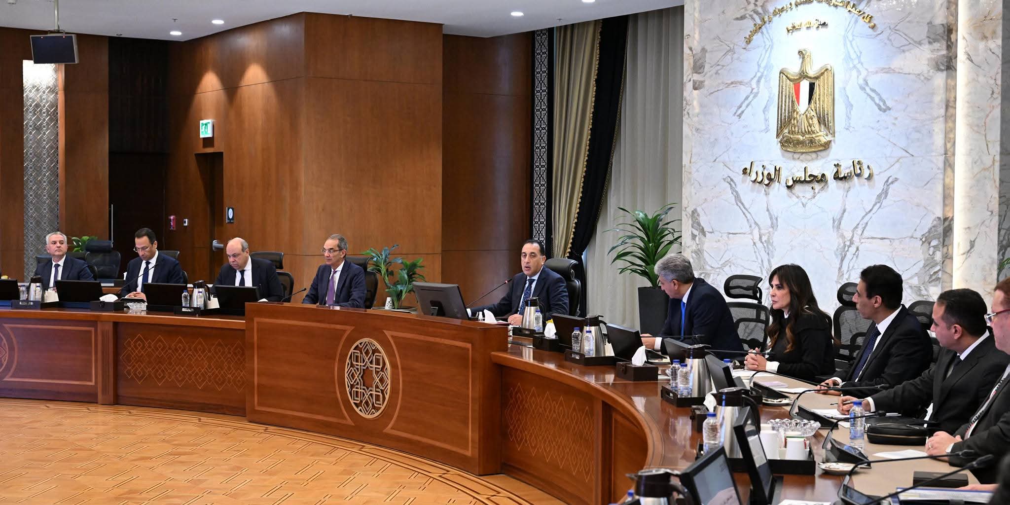 رئيس الوزراء يتابع الجهود الحكومية لتيسير دخول السائحين وتحسين التجربة السياحية وتعزيز الصورة الذهنية