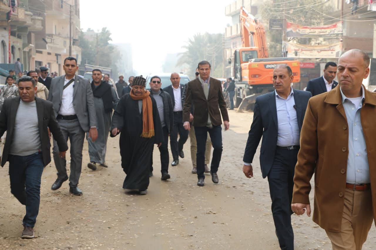 وزير الزراعة يقطع 2 كيلومتر سيراً على الأقدام لإنصاف مزارع في الفيوم.. التفاصيل الكاملة