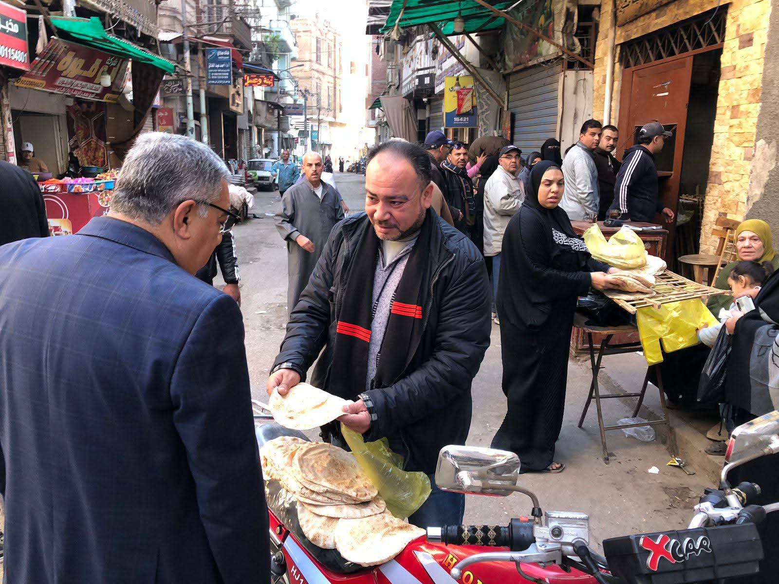 محافظ الدقهلية يتفقد المخابز بالمنصورة ويؤكد على الإلتزام بجودة الخبز والوزن 