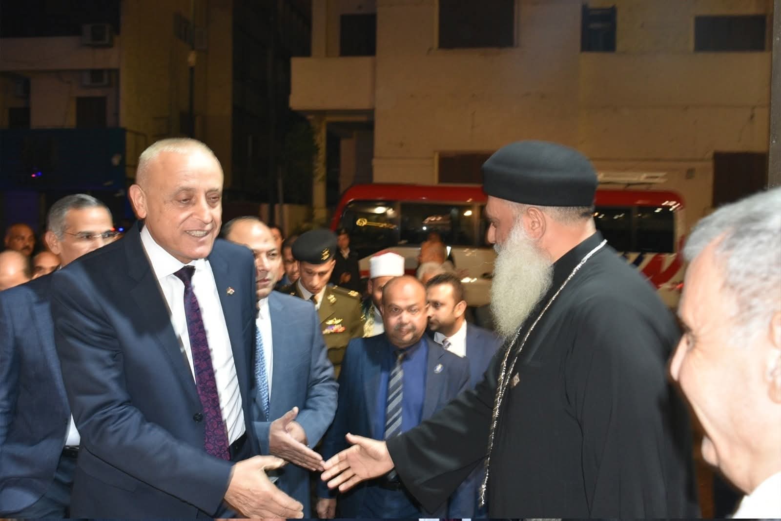 محافظ الأقصر يزور الكنائس لتهنئة الإخوة المسيحيين بعيد الميلاد المجيد