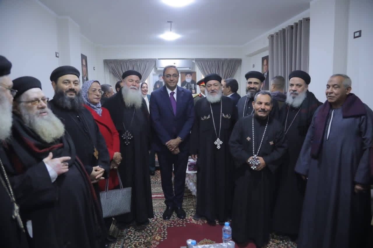 محافظ قنا يشارك الإخوة الأقباط احتفالات عيد الميلاد بمطرانية الأرثوذكس والكنيسة الإنجيلية بنجع حمادي