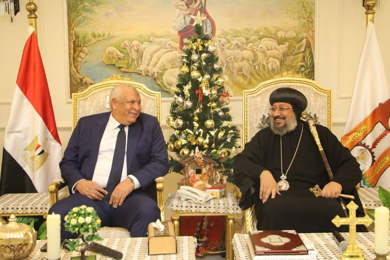 محافظ الوادي الجديد يُقدّم التهنئة بعيد الميلاد المجيد بكنيسة السيدة العذراء بالخارجة 