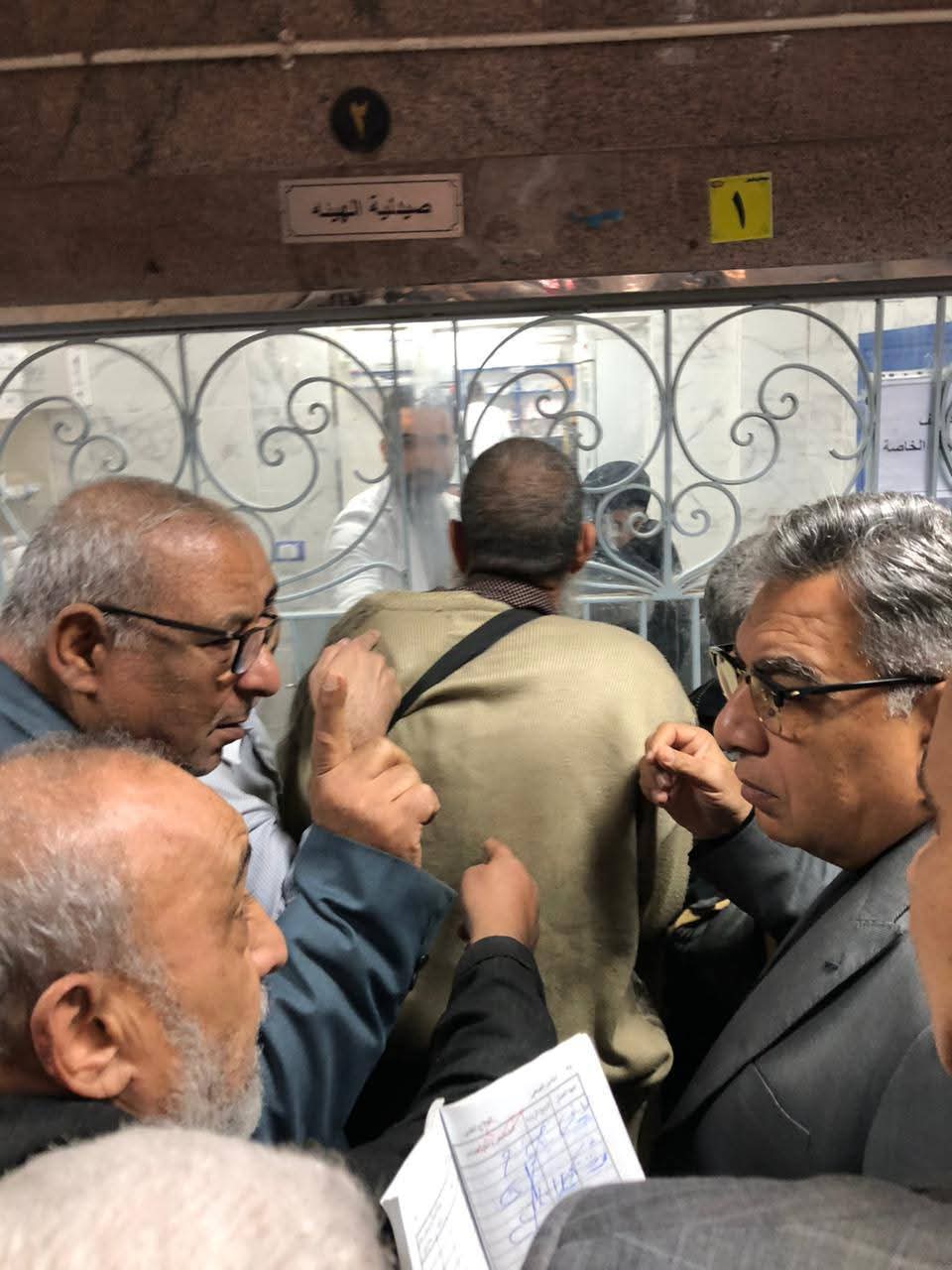 محافظ الدقهلية يتفقد عيادة ابن لقمان للتأمين الصحى بالمنصورة