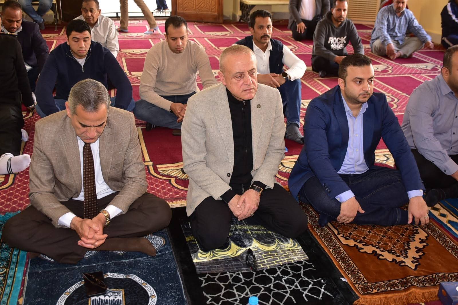 محافظ الأقصر يؤدي صلاة الجمعة بمسجد مستشفى الكرنك الدولى 