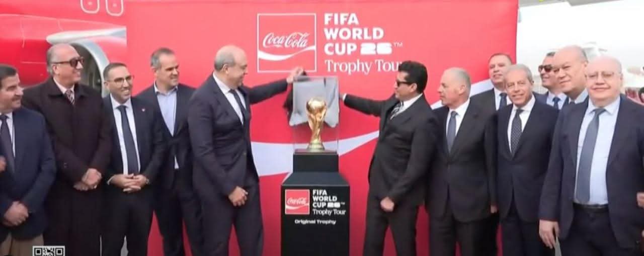 كأس العالم النسخة الأصلية فى مطار القاهرة