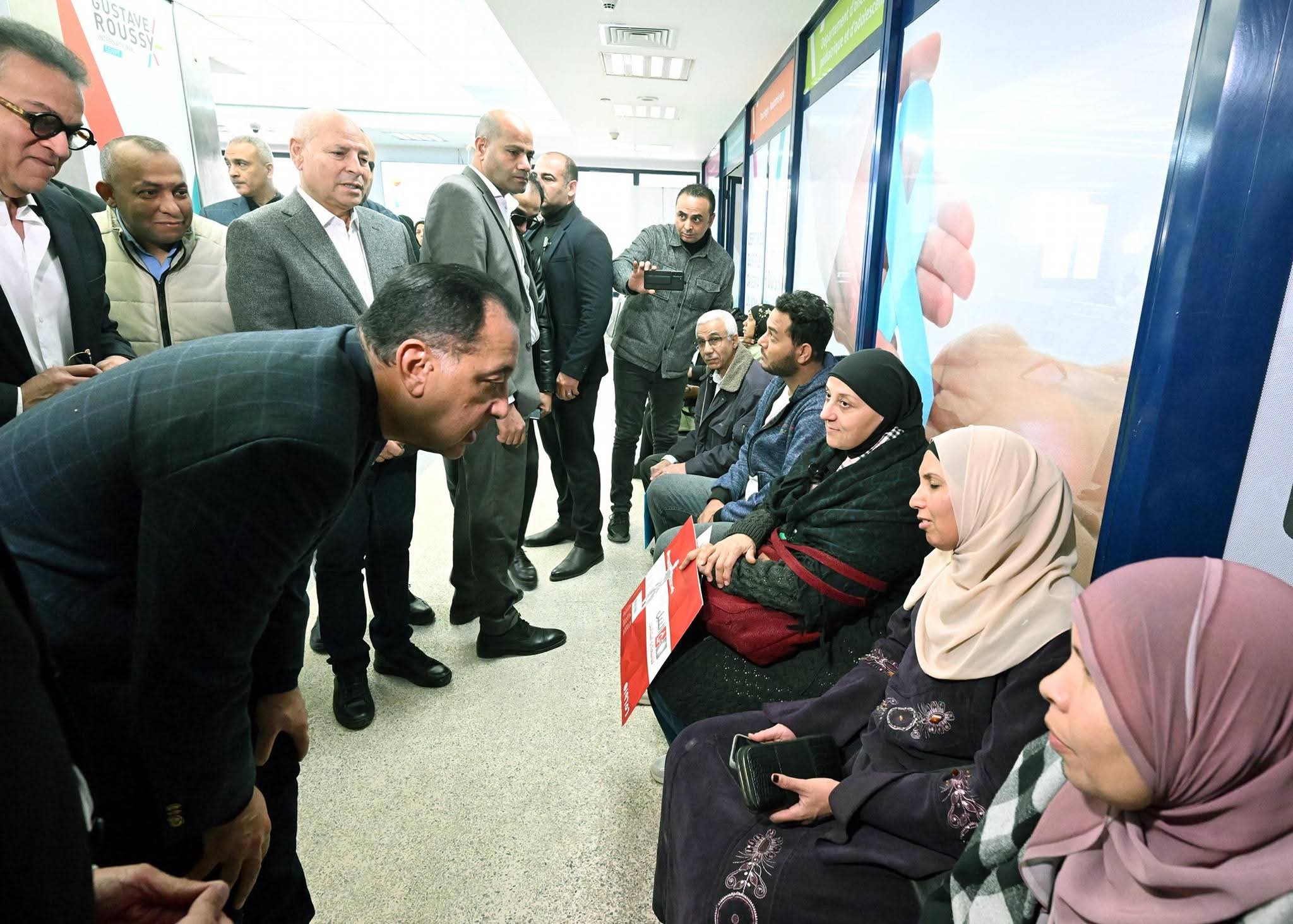 رئيس الوزراء يطمئن من المرضى على جودة الخدمات المقدمة في مستشفى أورام دار السلام "هرمل سابقا"