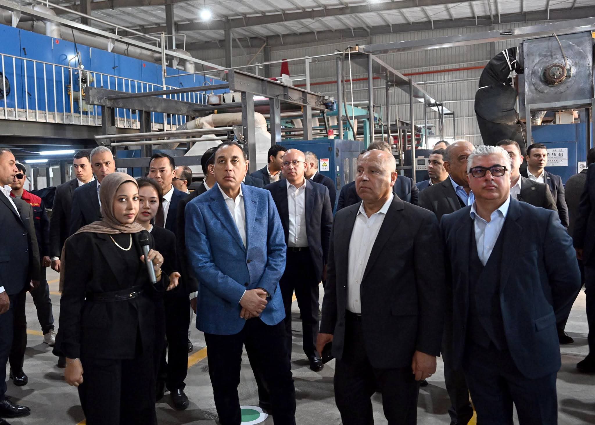 رئيس الوزراء يفتتح مجمع "شين جين" المتكامل للمنسوجات والطباعة والصباغة