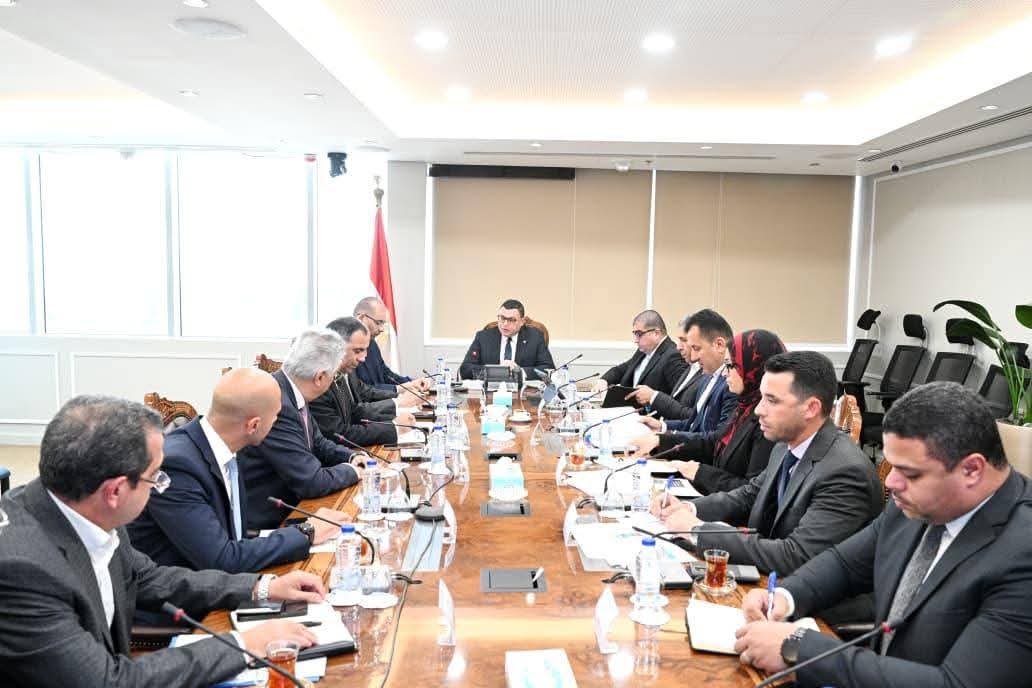 وزير الإسكان يلتقى مسئولى شركة سامكريت.. لمتابعة تنفيذ المشروعات بالمدن الجديدة