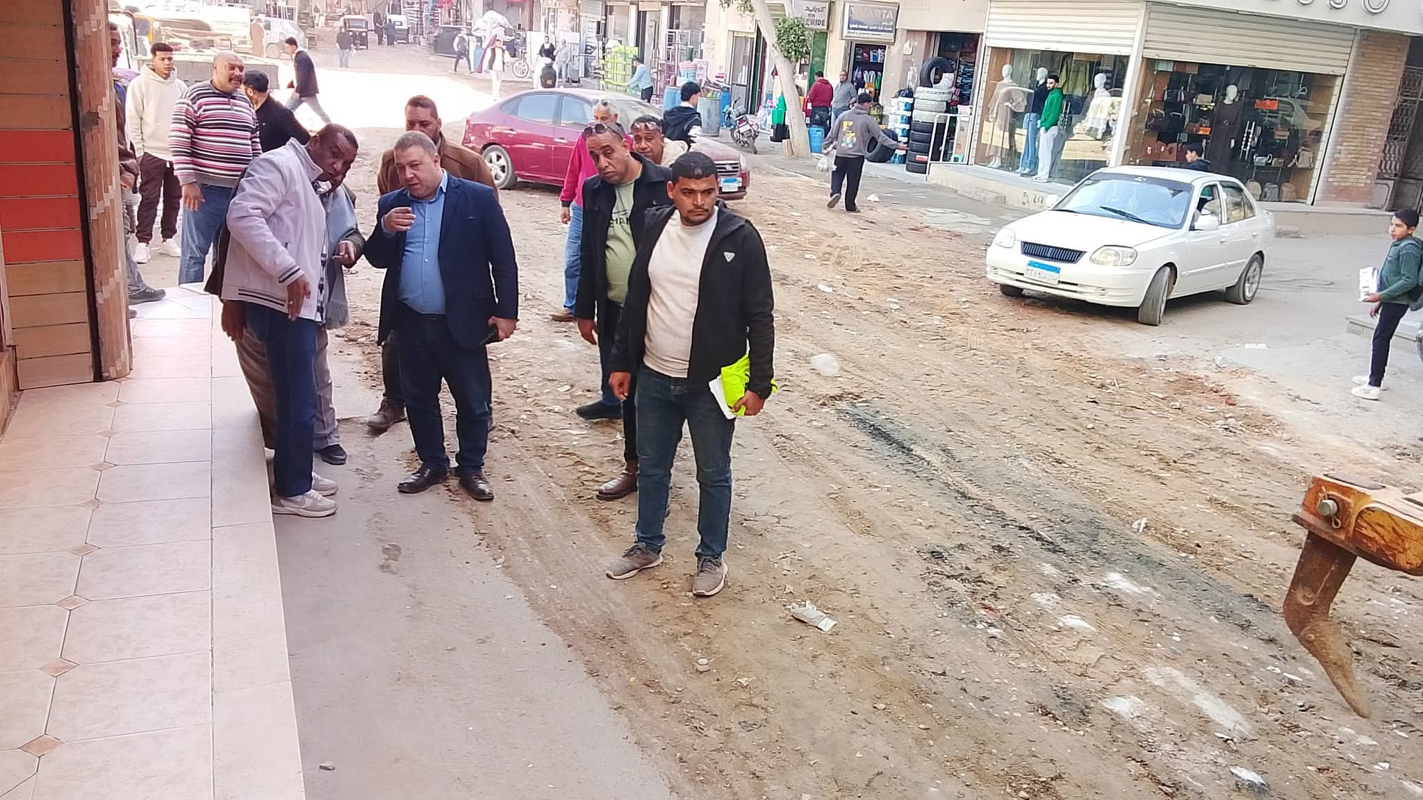 رئيس مدينة بدر يتفقد تنفيذ أعمال تركيب الإنترلوك بمنطقة السوق التجارى 
