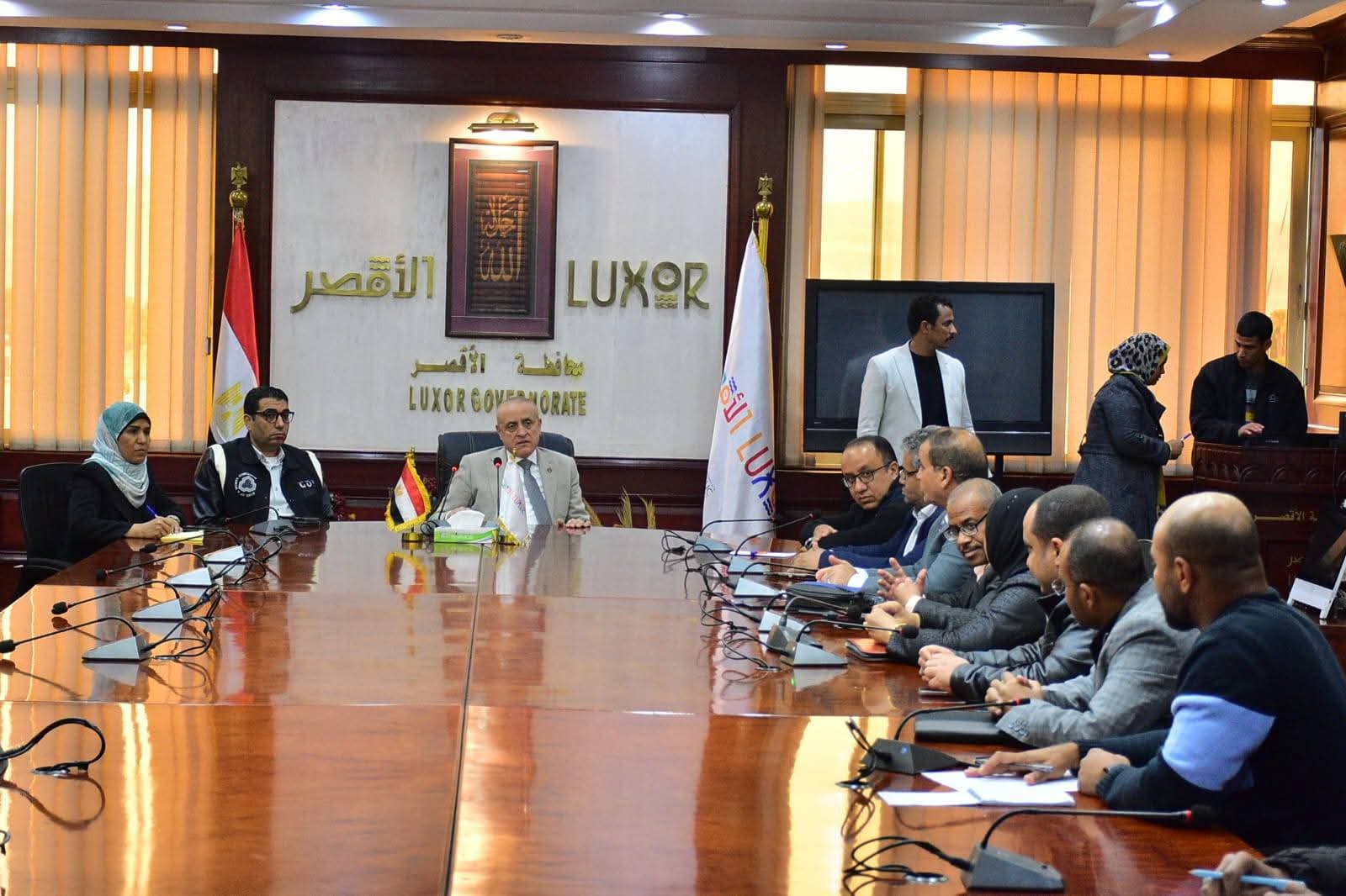 محافظ الأقصر يبحث الموقف التنفيذي لمشروعات الصرف الصحي في إسنا وأرمنت ضمن المبادرة الرئاسية "حياة كريمة"