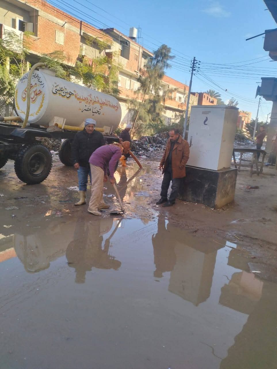 جهود مكثفة لتصريف مياه الأمطار وإنتشار فرق الطوارئ بشوارع حوش عيسى 