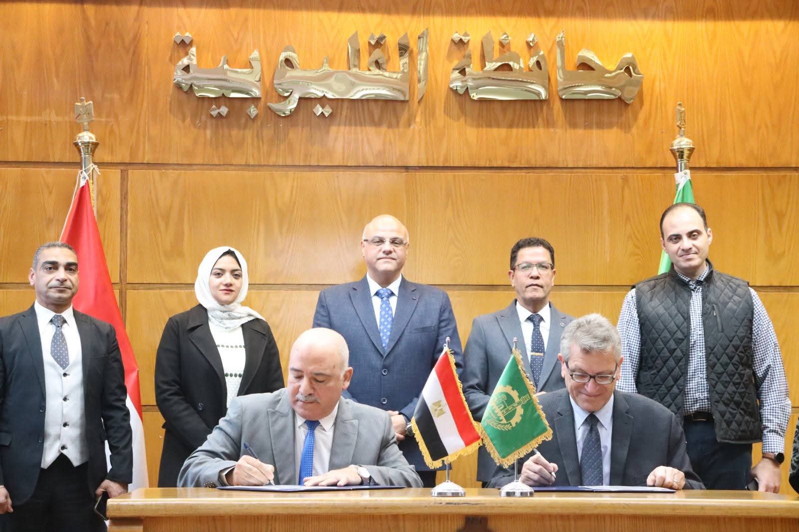 محافظ القليوبية ورئيس جامعة بنها يشهدان توقيع بروتوكول تعاون طبي للإرتقاء بالخدمات الصحية 