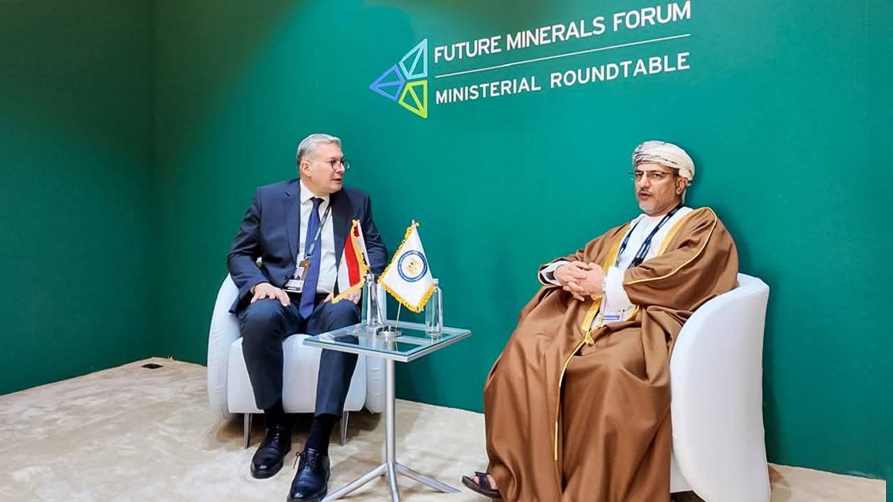 وزير البترول يبحث سبل تبادل الخبرات في مجال التعدين مع سلطنة عُمان