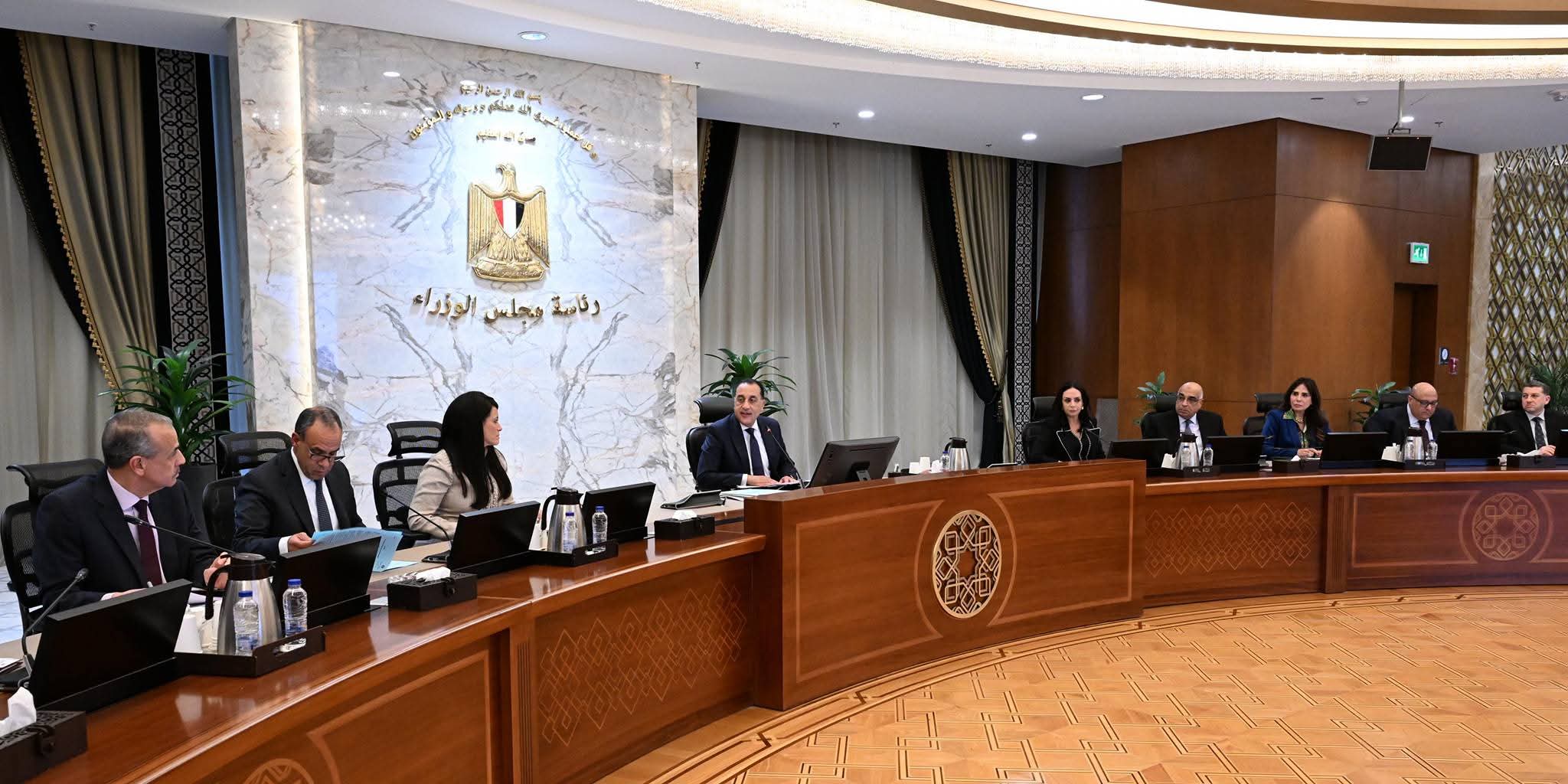رئيس الوزراء يتابع حصر التكلفة الاقتصادية للاجئين والمهاجرين المقيمين في مصر