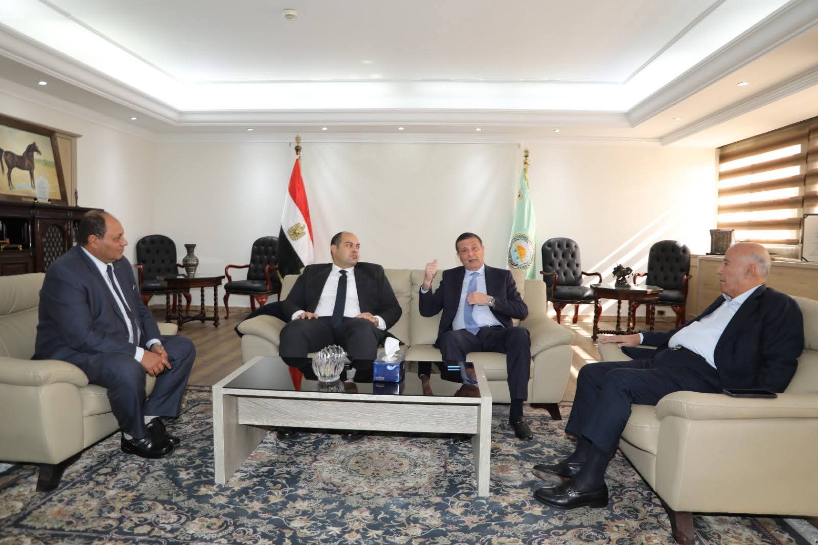 وزير الزراعة ورئيس "حماية المنافسة" يبحثان مع إتحاد الدواجن آليات ضبط السوق وحماية الصناعة الوطنية