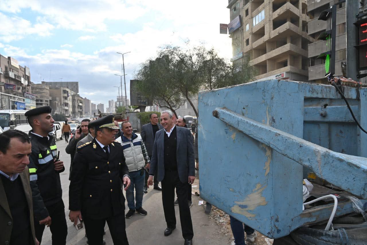محافظ الغربية يتفقد تركيب وتشغيل إشارة ضوئية بكاميرات مراقبة بشارع البحر بالمحلة