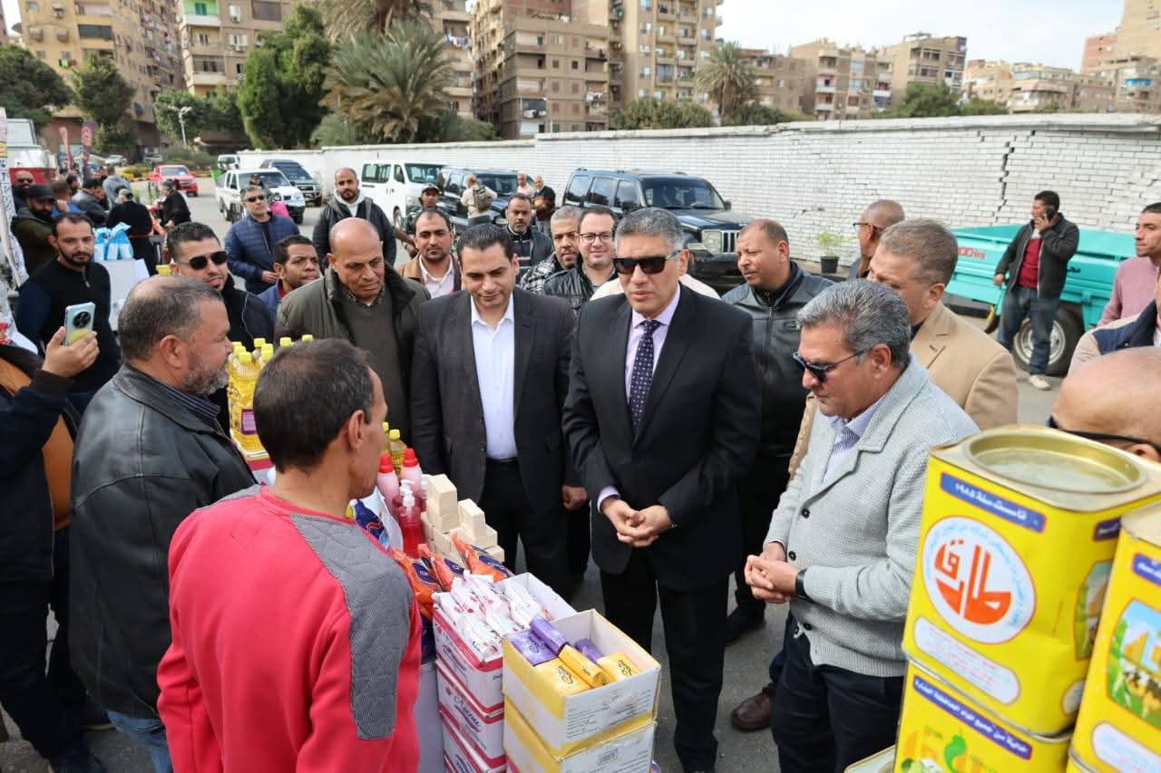 محافظ الجيزة يفتتح سوق اليوم الواحد بشارع الصوامع في حى إمبابة 