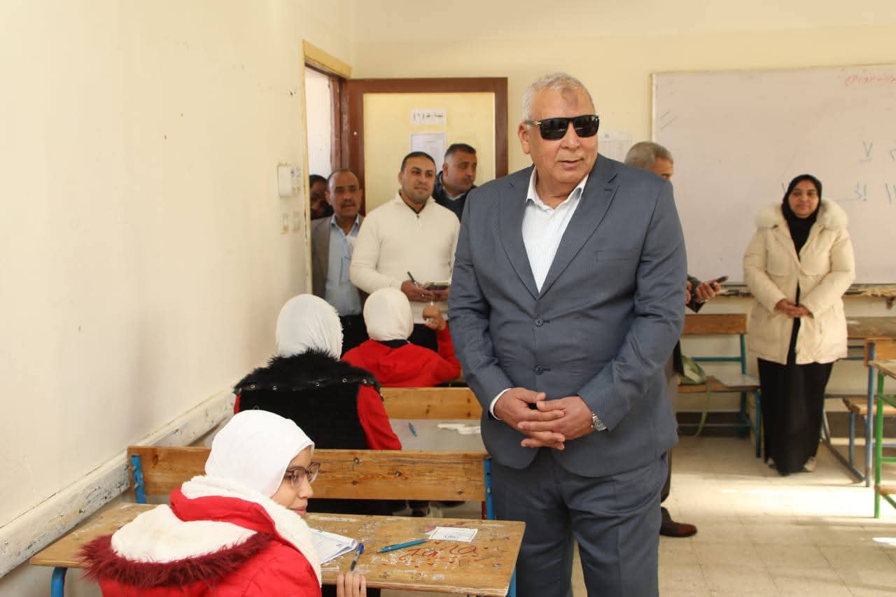 محافظ الوادي الجديد يتفقّد عدد من اللجان بإدارة الخارجة التعليمية - الخبر لايف