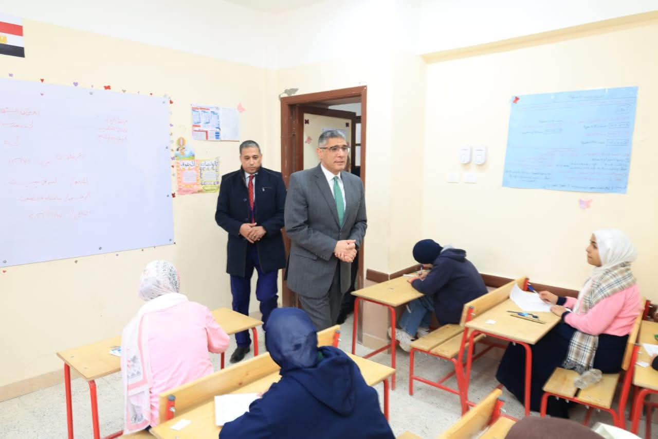 محافظ الجيزة يطمئن على سير امتحانات الشهادة الإعدادية بمدارس العلم النافع والسلام بالهرم