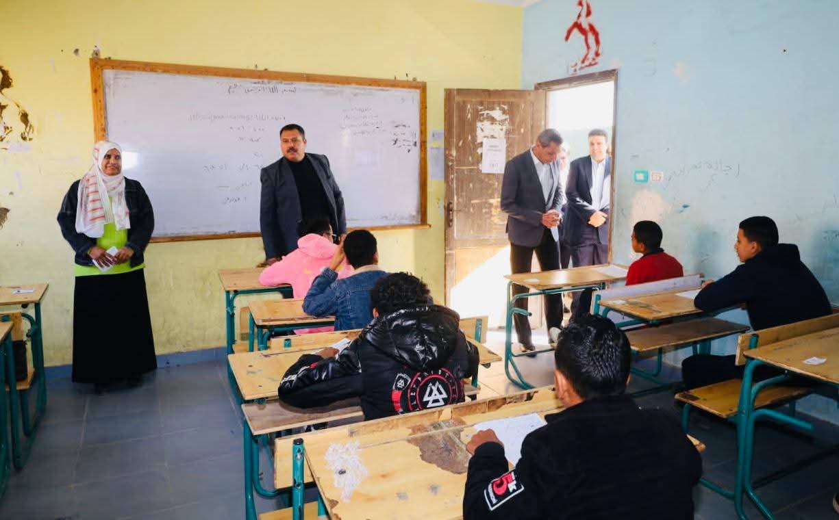 محافظ السويس يتفقد إمتحانات  الشهادة الإعدادية بعدد من المدارس 