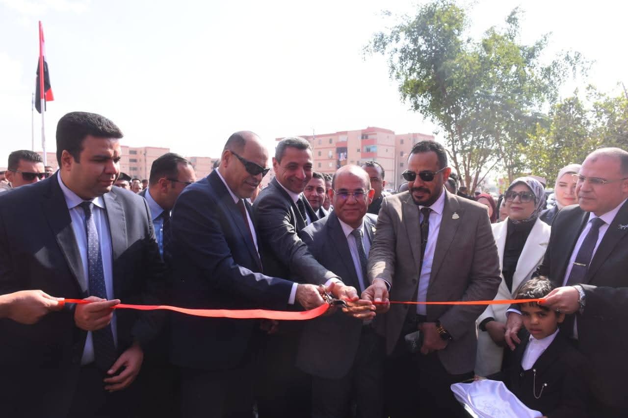 يوفر 1700 فرصة عمل.. وزير العمل ومحافظ السويس يفتتحان ملتقى التوظيف 