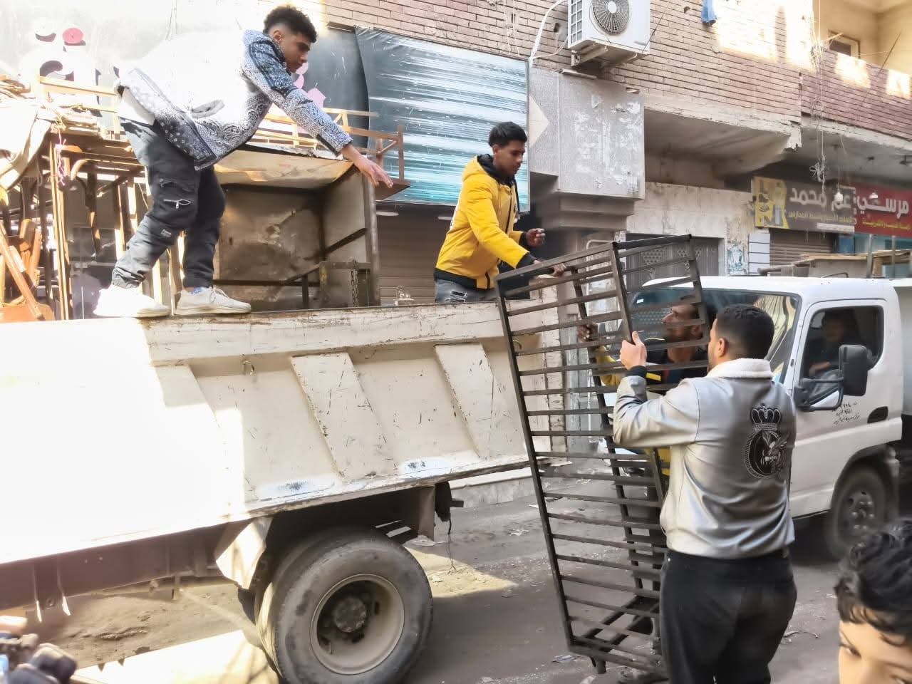 رفع الإشغالات والتعديات بشارعى أحمد بدوى التجارى وإبراهيم مدكور بأبو النمرس